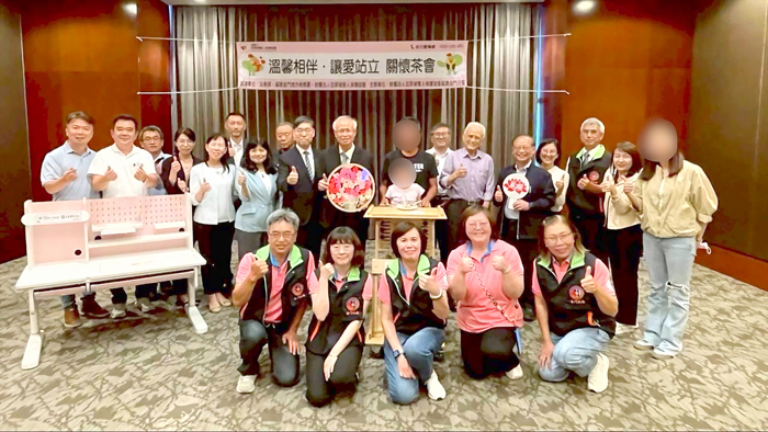 犯保金門分會舉辦「溫馨相伴．讓愛站立」獎學金、輔具捐贈關懷茶會，各界貴賓及捐贈單位合影。（犯保金門分會提供）