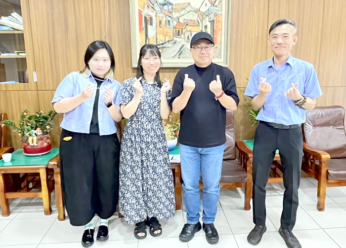 文化局局長陳榮昌（右二）與駐縣藝術家鐘翊綺（左一）、南雲未希（左二）合影。（文化局提供）