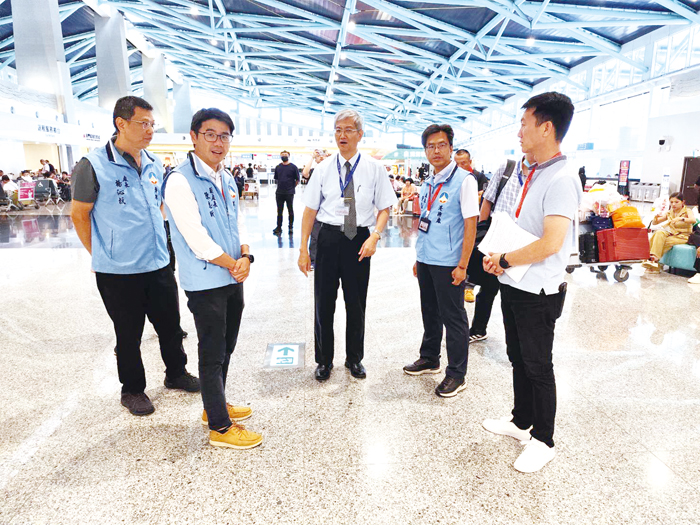 航港局局長葉協隆（中）視察金門水頭旅運大樓。（航港局提供）