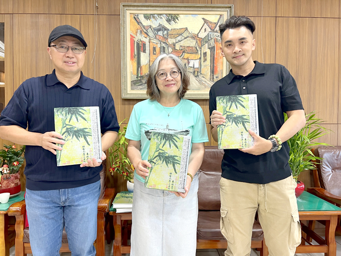 高丹華（中）將《煙台聯中冤獄案件歷史資料集》贈予文化局，由陳榮昌（左）代表接受。（烏坵公共事務協會提供）