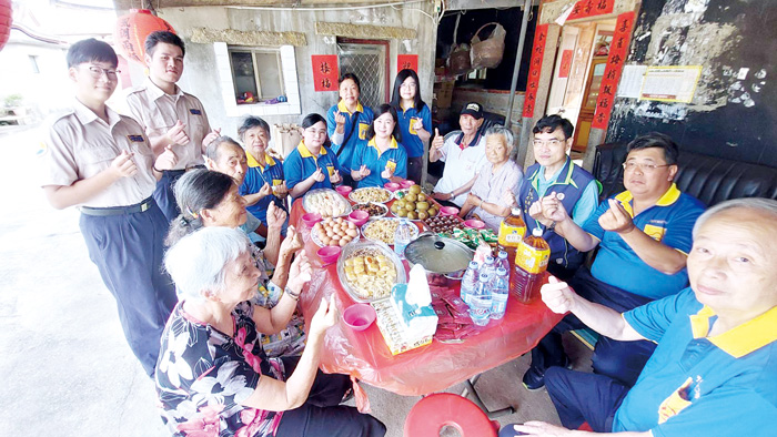 榮服處攜手金寧榮欣志工隊舉辦「早茶食光」關懷活動。（榮服處提供）