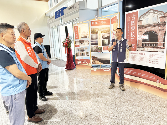 董森堡議員介紹古岡學校洋樓歷史及八大深度風土體驗行程。（許加泰攝）