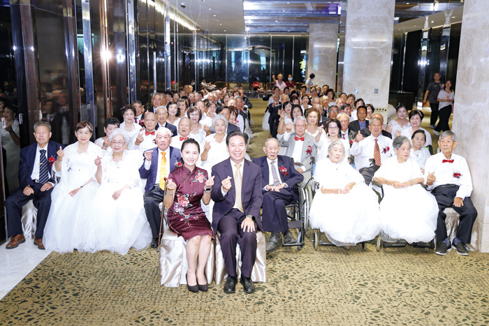 金門金鑽婚表揚第二場登場，5對白金婚夫妻成全場焦點。（薛子軒攝）