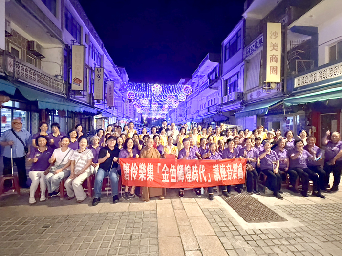 文化局長陳榮昌與表演團隊合照。（文化局提供）