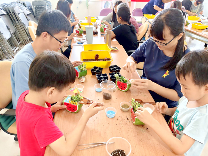 新前墩社區辦理夏日植栽體驗，親子共同製作療癒又充滿夏日意象的西瓜多肉植物小盆栽。（蔡麗玉攝）