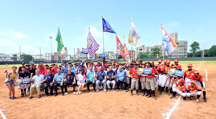 太武盃少棒組開幕，出席開幕嘉賓與各球隊合影。（許峻魁攝）