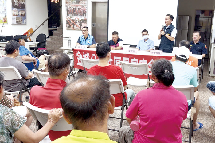 烈嶼鄉東坑社區召開治安會議，針對治安、交通、防災及婦幼安全、詐騙防治議題等進行交流。
（金城分局提供）