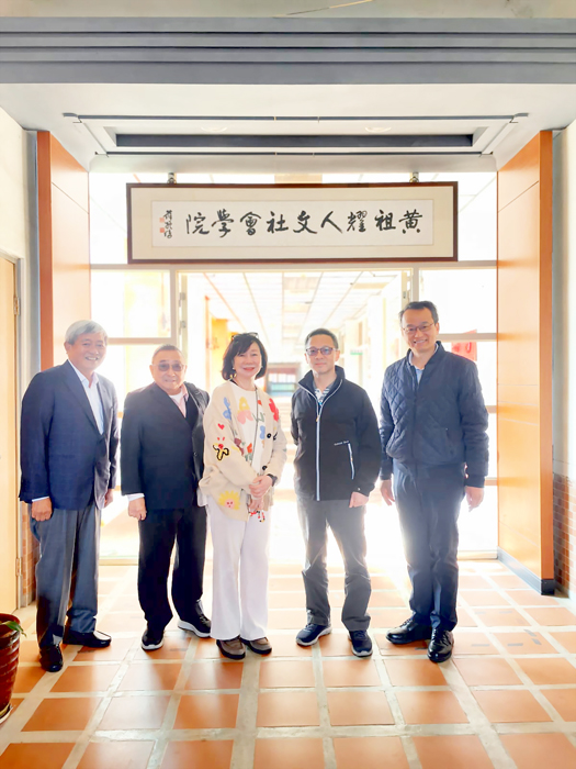 已故新加坡僑領黃祖耀長女黃瑋玲（中）參訪金大綜合大樓的「黃祖耀人文社會學院」。（金大提供）