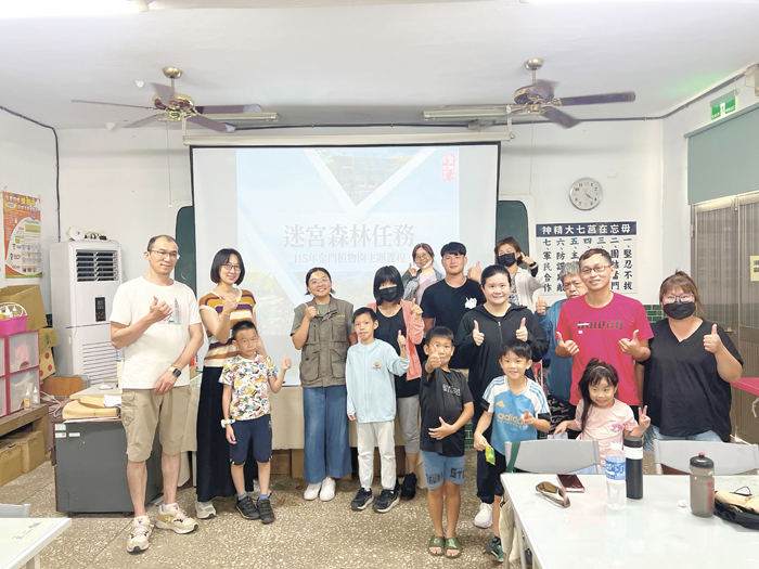 植物園迷宮森林任務圓滿完成，大家齊聚一堂合影。（林秉志攝）