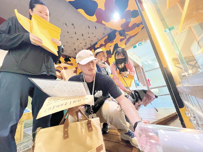 親子在大自然進行「解謎任務」，一同享受動腦的樂趣。（林秉志攝）