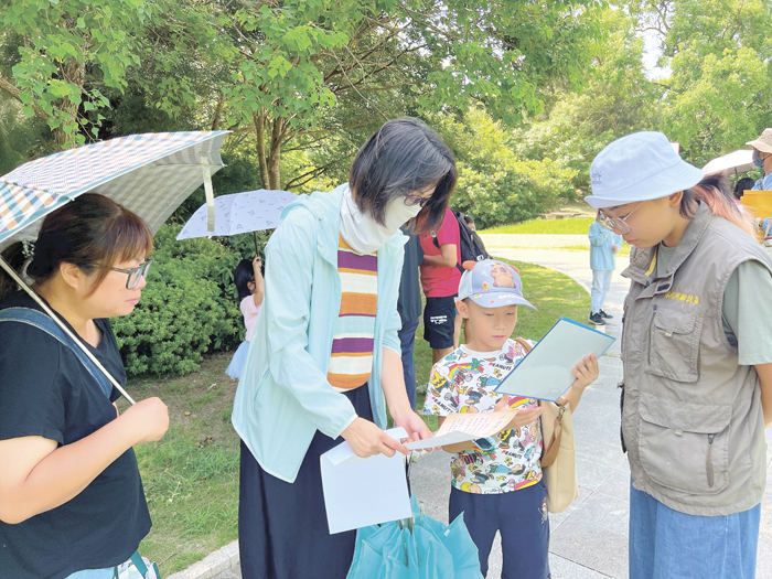 親子在大自然進行「解謎任務」，一同享受動腦的樂趣。（林秉志攝）
