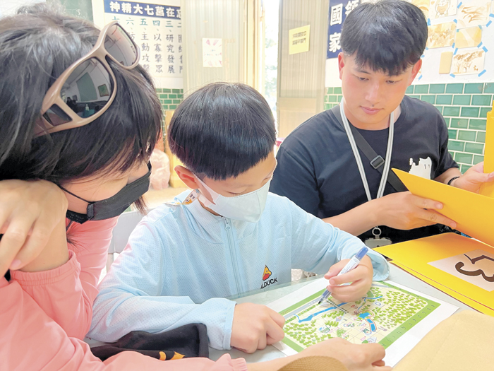 親子在大自然進行「解謎任務」，一同享受動腦的樂趣。（林秉志攝）