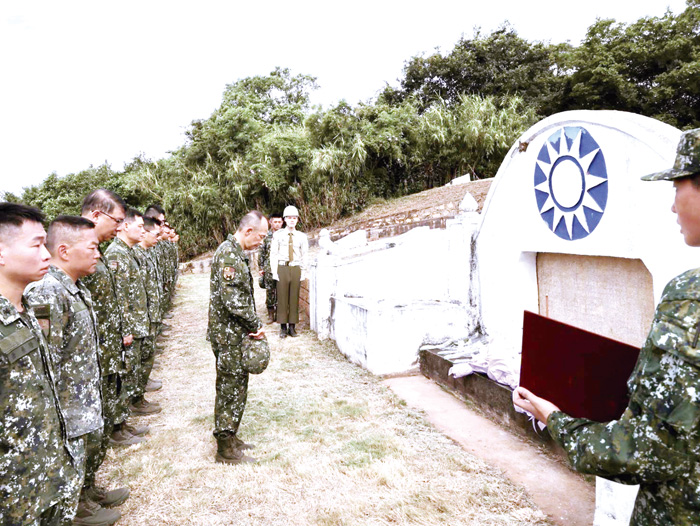 金防部指揮官率防區重要幹部及烈嶼守備大隊官兵代表，於烈嶼軍人公墓忠烈殿追悼大二膽戰役殉國烈士。（金防部提供）