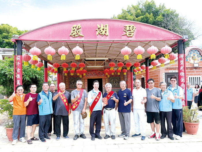 縣長陳福海獻禮碧湖殿並於殿前與金湖鎮長陳文顧及地方仕紳合照。（李薇薇攝）