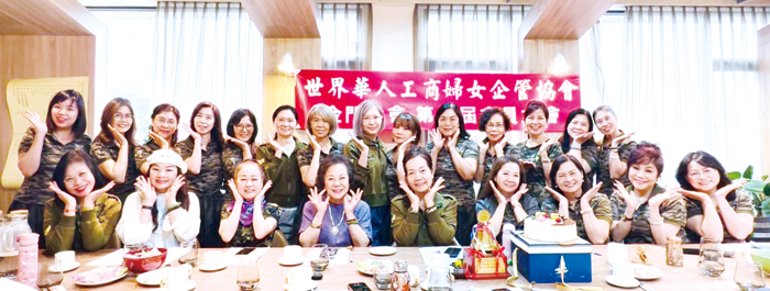世華金門分會改選第五屆理監事，洪秀暖（前排左五）交棒新任會長林寶華（前排左一），總會名譽總會長陳上春（前排左四）等來賓到場祝福並合影。（世華金門分會提供）