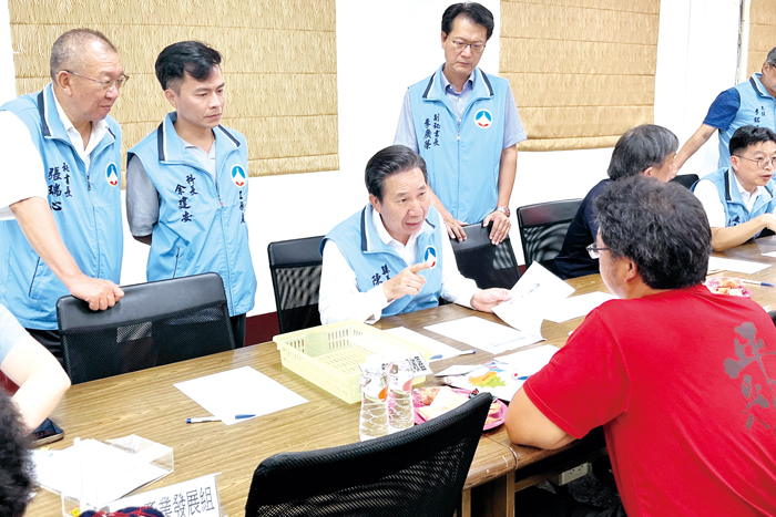 縣長陳福海親自率縣府各局處首長與業務主管傾聽民眾陳情與建議。（莊煥寧攝）