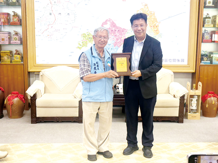副縣長陳龍安頒贈「金門縣榮譽縣民證」予衛生福利部附屬醫療及社會福利機構管理會執行長林慶豐。（民政處提供）