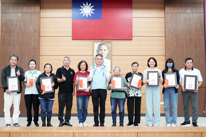 環保局表揚績優公廁及第一線清潔維護人員，環保局長楊建立與受獎人員合照。
（環保局提供）