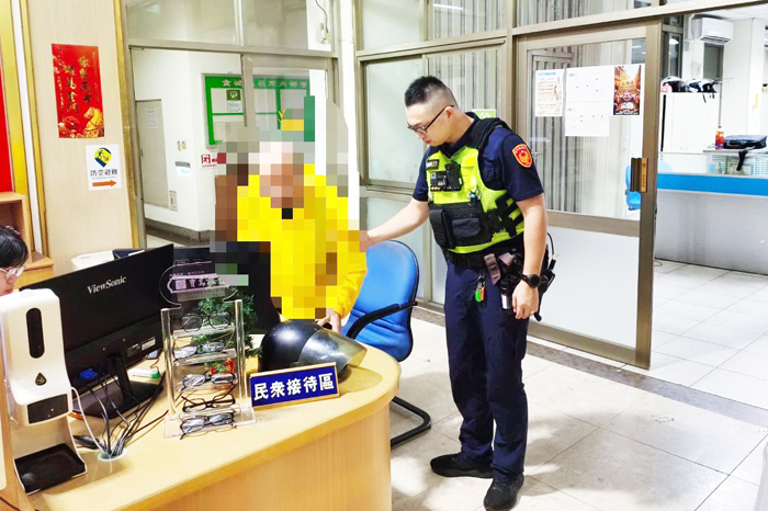深夜赤腳迷途老翁，金城分局暖警為民服務成功協助失智翁返家。（金城分局提供）