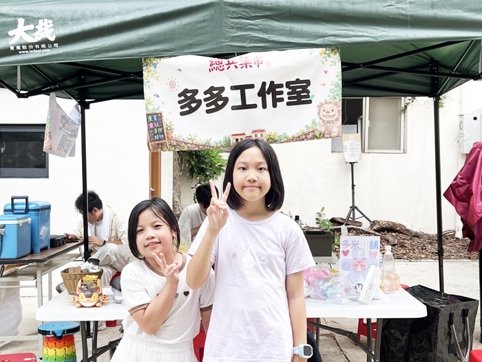 年紀最小的攤主楊沄芯。（林秉志攝）