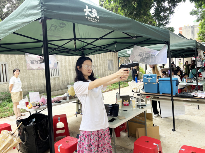 廈門遊客時雨虹體驗射擊。（林秉志攝）