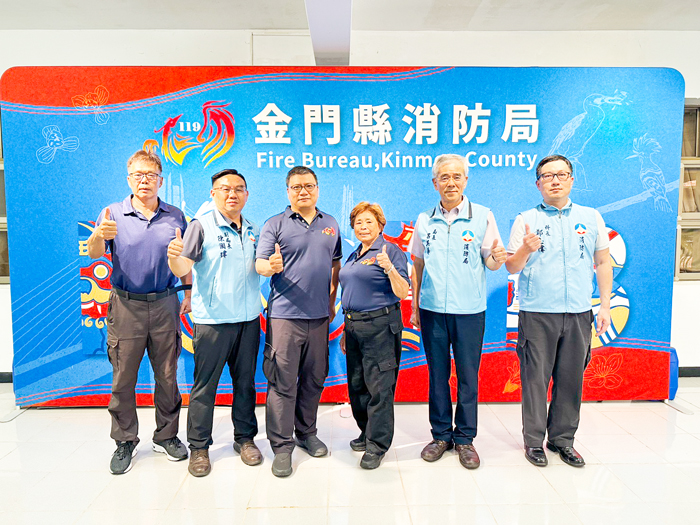 陳愛羨總幹事（右三）、陳孟麒分隊長（左三）分別當選115年全國防火宣導志工楷模及救護志工菁英。
（消防局提供）