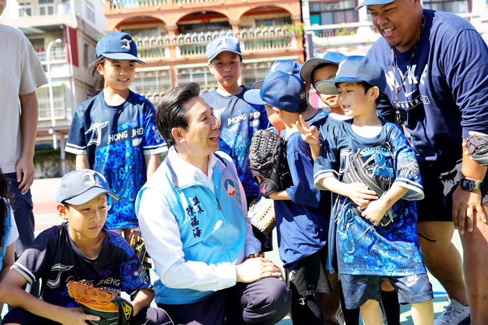 縣長陳福海重視教育政策，期勉新任校長為金門的下一代一起努力。（縣府提供）