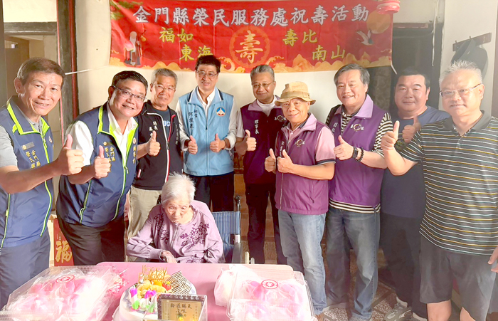 榮服處攜手中華佛教善緣慈善會為黃張廉阿嬤祝壽。
（榮服處提供）