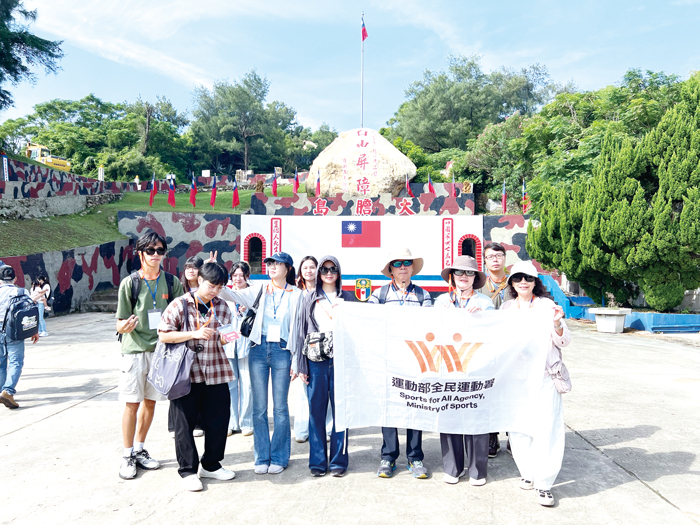 參與「金門好大膽─戰地健走趣」開心合影。（林秉志攝）