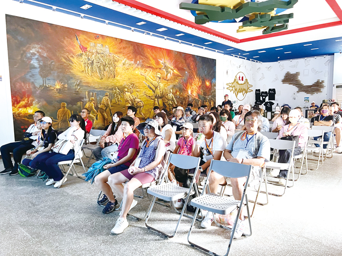 在生明廳內，參與者透過影片了解大膽島過去歷史。（林秉志攝）