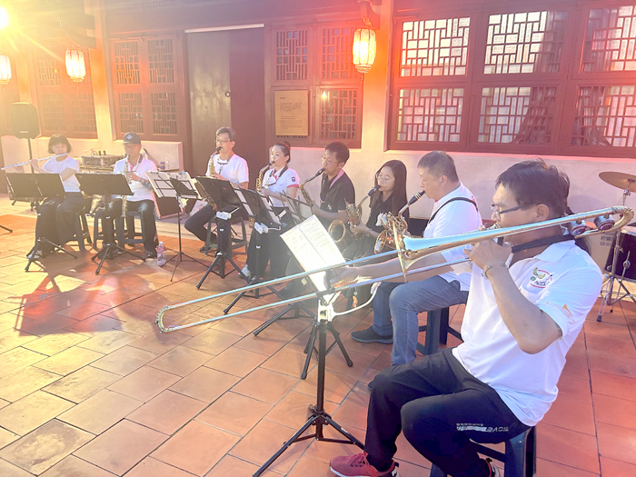 「週末夜我想邀你來聽歌」巡迴音樂會，於總兵署開演，樂團悠揚的樂音，增添國定古蹟藝文氣息。（許加泰攝）