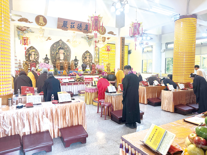 福慧寺報恩超薦法會法師帶領信眾誦經。（李薇薇攝）