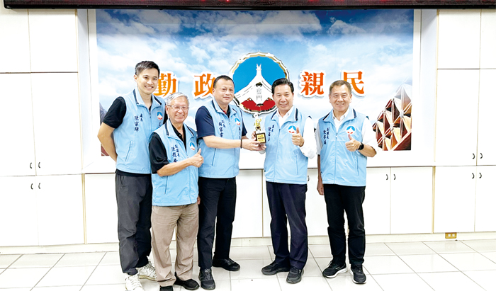 金門縣養護工程所今年於石雕公園打造的馬年新春燈飾布置，榮獲英國倫敦設計大獎金質獎肯定。（陳冠霖攝）