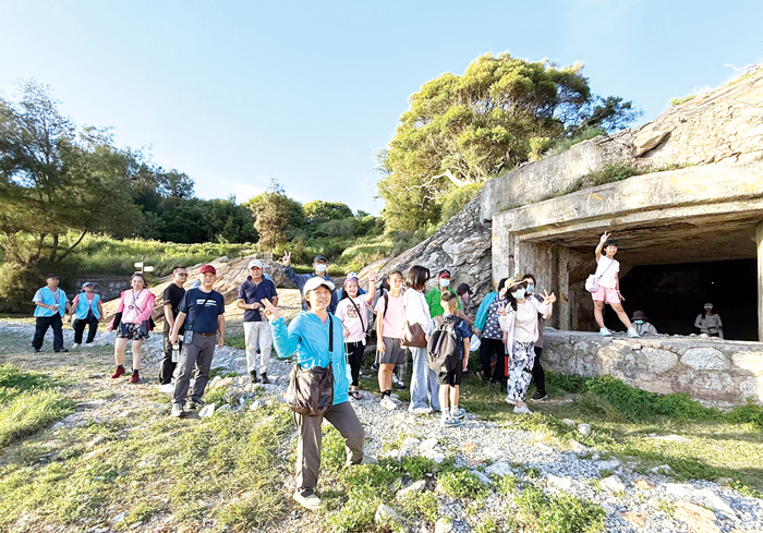 金門縣市港商圈文化發展協會首次辦理「漁村（海墘街、雙打街）賞夕陽走讀」。（金門縣市港商圈文化發展協會提供）