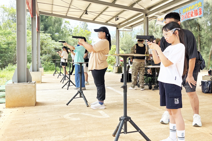 學生在教官帶領下接受戰技挑戰。（縣警局提供）