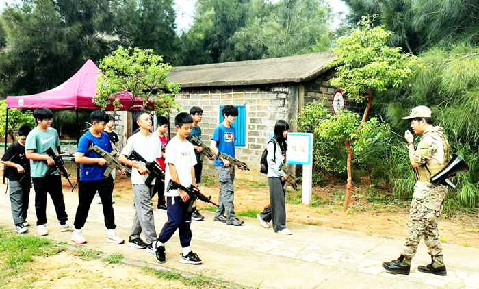 學生在教官帶領下接受戰技挑戰。（縣警局提供）
