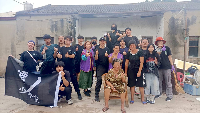社團法人臺灣漂泊少年靠岸協會攜手下莊社區發展協會，共同辦理「作伙修厝」公益服務行動。（漂泊少年靠岸協會提供）