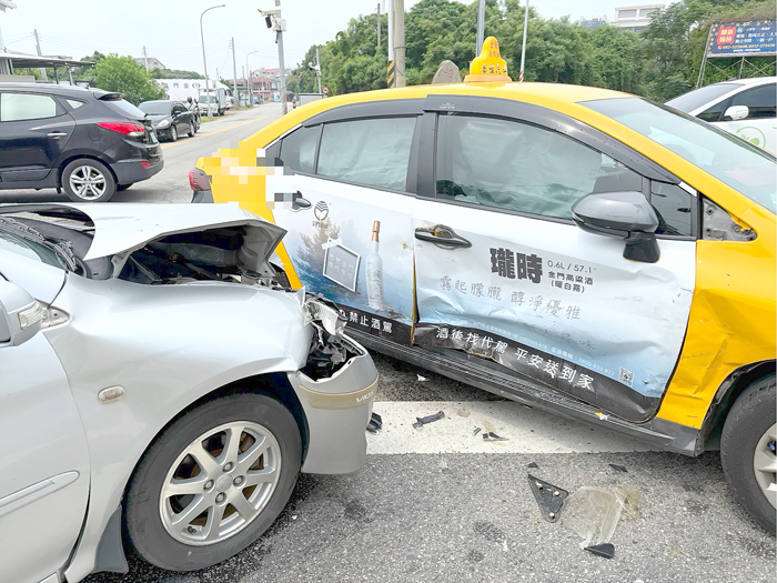 金寧鄉桃園路與林湖路口發生一起兩車碰撞交通事故，3人輕傷。（金城分局提供）