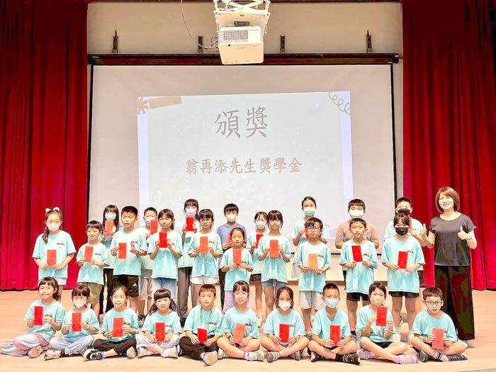 金鼎國小頒發獎學金，肯定學子品德、學業與體育優異表現。（金鼎國小提供）