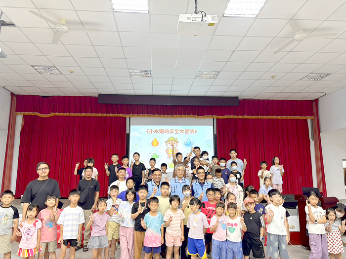 115年小小消防英雄營全體學員、家長及工作人員開心合影留念。（消防局提供）