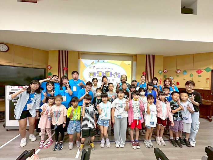 何浦國小校長陳正字帶領學員與史懷哲營隊於課程結束後合照。（何浦國小提供）