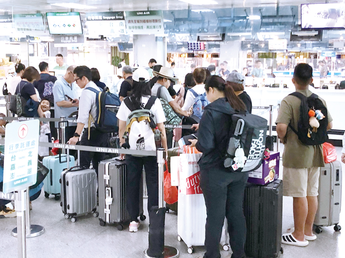 台金線航班出現「一位難求」，影響鄉親往返的交通權益。（李金生攝）