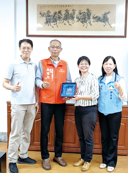 行政院金馬聯合服務中心執行長吳增允（左二）致贈紀念牌予金門縣衛生局醫政科科長翁郁雯（右二）。（行政院金馬聯合服務中心提供）