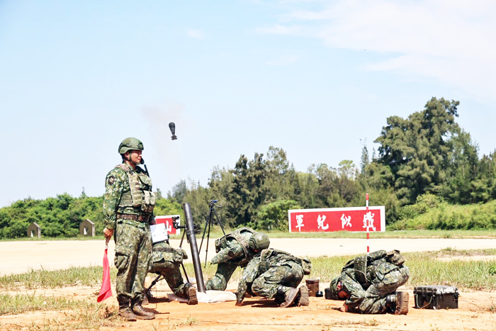 教召員實施81公厘迫擊砲射擊訓練。
（金防部提供）