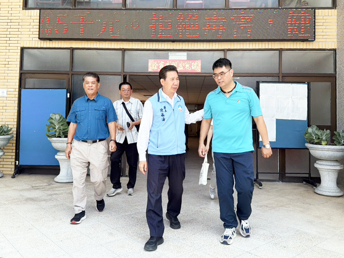 縣長陳福海拜會金門農工校長吳志衍，就學校發展、教學環境及建設需求等議題交換意見。（李映蓉攝）