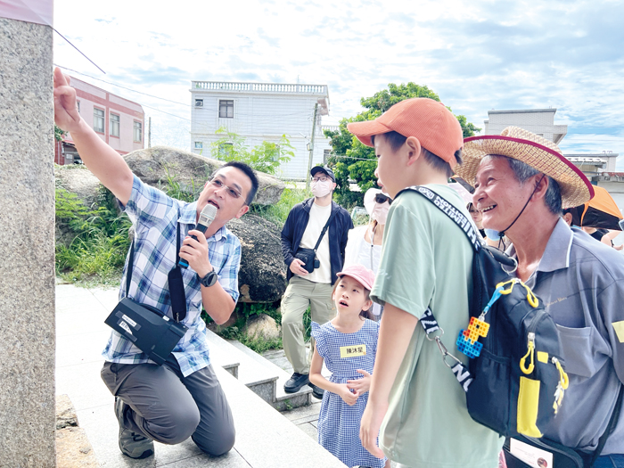 金門縣議員董森堡熱情且詳細地向大家介紹古崗的在地文化。（林秉志攝）