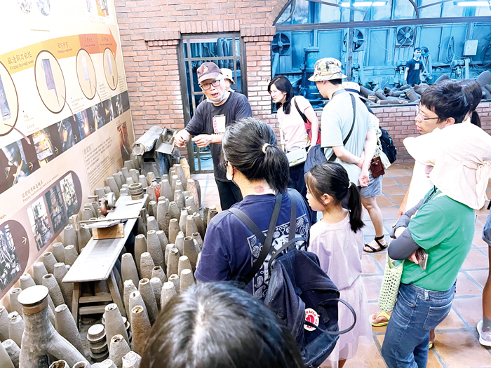 在金合利鋼刀專注聆聽匠人老師講解製刀過程。（林秉志攝）
