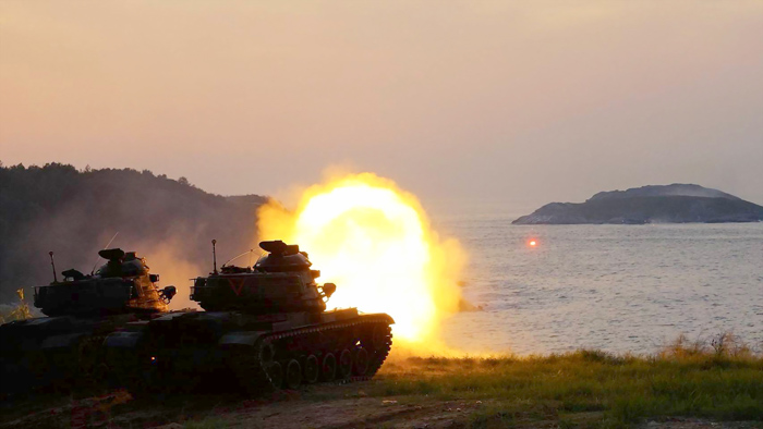 M60A3戰車砲向目標區射擊。（金防部提供）