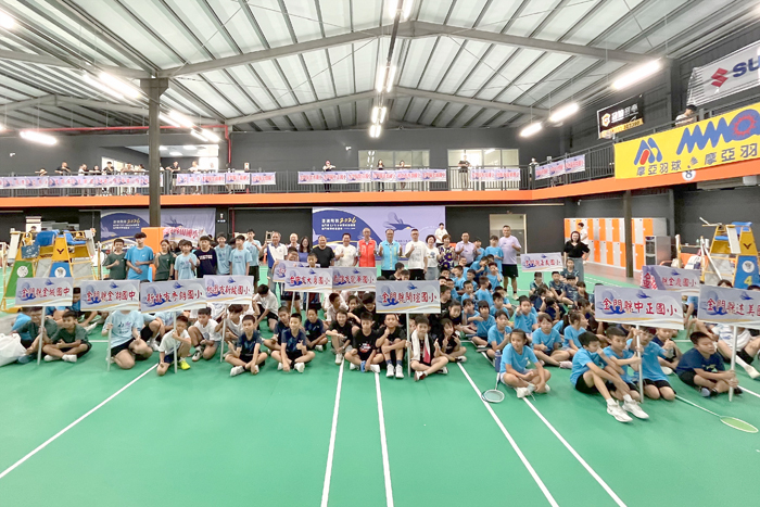 「金門縣飛羽盃青少年分齡羽球錦標賽」，吸引上千人次參賽，到場貴賓為球賽開球並與參賽球員大合照。（莊煥寧攝）