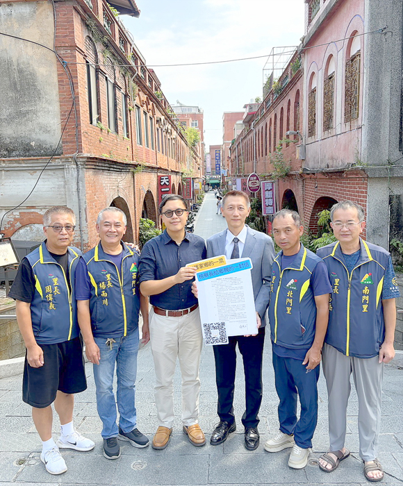 金門地檢署檢察長趙燕利率主任檢察官葉子誠前往「模範街」，親自將反賄選宣導信函交付周偉義、楊雨川、鄭易岳及許績才等4位里長。（地檢署提供）